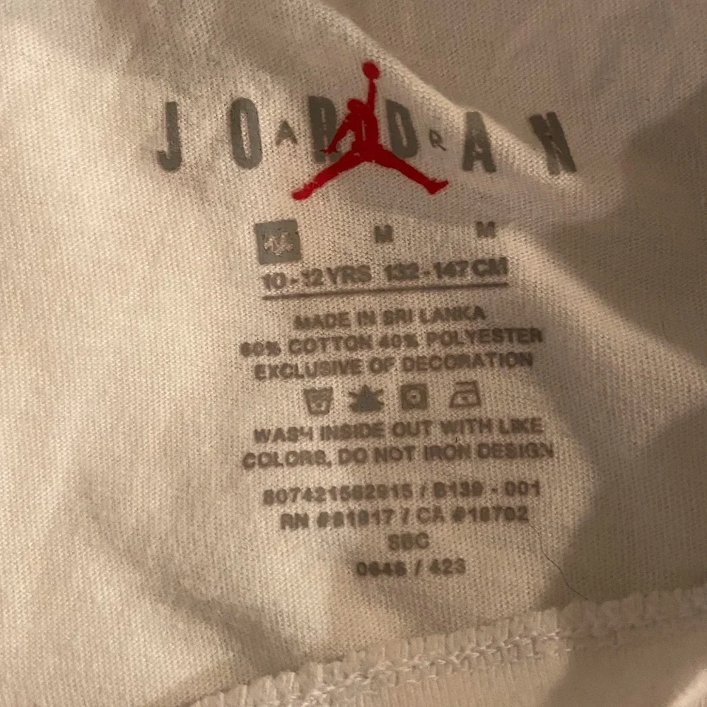Kid’s Jordan shirt size m - Picture 3 of 3